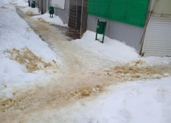 «Работа ведется в плановом режиме»: администрация района рассказала про уборку снега на территории рынка 