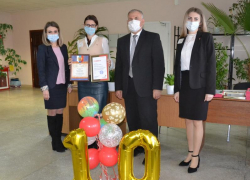 За многолетний труд и высокий профессионализм сотрудников МФЦ Морозовского района отметили почетными грамотами