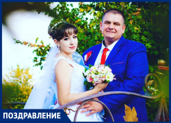 Дениса Шпакевича с первой годовщиной совместной жизни поздравила супруга