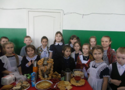 Ярмарку-праздник "Широкая Масленица" провели для младших классов в морозовской школе №6 