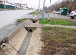 Город готовят к дождям: ливнёвки прочищают от мусора и листьев