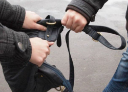 Сумку с продуктами, телефоном и деньгами 24-летний грабитель вырвал из рук женщины в Морозовске