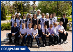 Светлану Николаевну Жукову поздравили с окончанием учебного года и от души поблагодарили родители 4 "а" класса