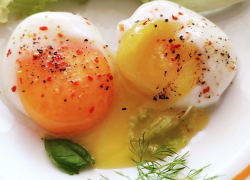 Как приготовить яйца-пашот на завтрак за пару минут