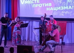 Долгожданный концерт с московскими гостями прошел в Доме офицеров Морозовска в рамках военно-патриотической акции «Мы вместе с нашей армией»