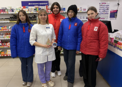 Участники Движения первых поздравили морозовчан на рабочих местах с Новым годом