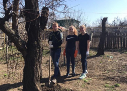 Ученики школы №4 навели порядок во дворе ребенка войны Нелли Еремеевны Дудняковой 