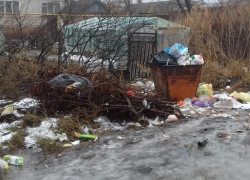 Письмо в редакцию: Во время праздников мусор с и без того проблемной улицы Комарова в Морозовске вообще не вывозился
