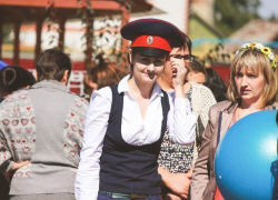 Казаки против цыган: соревнование родителей морозовских школьников на ярмарке попало на видео