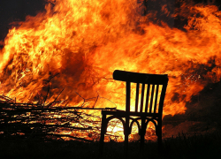 Сжигание сухой травы, разведение костров, неосторожность при курении, при обращении с бытовыми электрическими приборами чаще всего приводят к пожарам