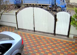 Отсыпанную за счет морозовчан улицу Ляшенко разбивает большегруз