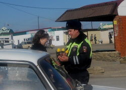 8 марта в Морозовске инспекторы ДПС вручали женщинам букеты