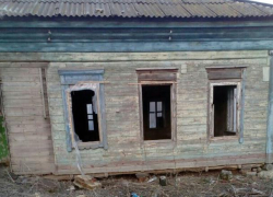 Заваленный мусором брошенный дом прямо в центре города возмутил морозовчанина