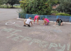 Детям нужен мир: ребята их хутора Вишневка вспомнили о жертвах теракта в Беслане