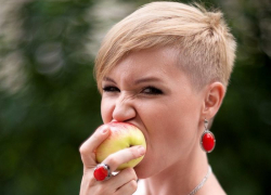 Одними яблоками сыт не будешь. Заходи в Справочник и закажи обед на дом