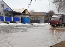 Снова затопило дорогу и частные дворы на улице Руднева в Морозовске