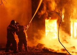 Спасатели Морозовского района в очередной раз тушили пожар в бесхозном строении