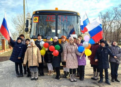 Ученики Ново-Павловской школы Морозовского района встретили новый автобус