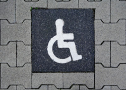 Новые требования на использование инвалидами бесплатных парковочных мест вступили в силу в этом году