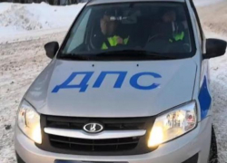 Двое сотрудников полиции из Морозовска спасли замерзающую на трассе семью
