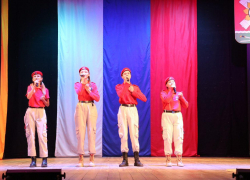 Благотворительный концерт «Плечом к плечу» прошел в Морозовске