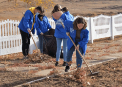 Студенческий отряд "Ермак" привел в порядок воинское захоронение "Жертвам фашизма" в Морозовске