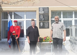 «Отказался от карьеры ради семьи»: в школе Морозовского района открыли мемориальную доску десантнику Вадиму Ляшуку