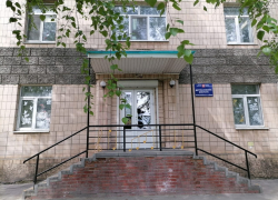 Ученики школы искусств вместе с преподавателями украсили окна ДШИ ко Дню Победы