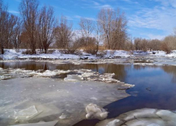 Лёд серого, матово-белого или желтого цвета обрушивается без предупреждающего потрескивания