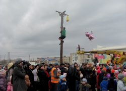 Морозовчане на Масленицу шустро взбирались по столбу