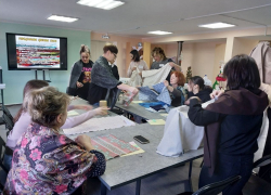 Заготовки для Кубышки-травницы сделали участницы очередного библиотечного мастер-класса в Морозовске