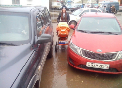 В выходные переход в центре Морозовска снова был уставлен автомобилями - рубрика "Паркуюсь как хочу" 
