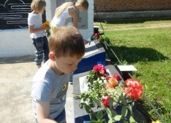 Письмо в редакцию: В хуторе Донской дети возложили цветы к мемориалу невернувшимся с войны 