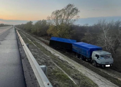 КамАЗ с прицепом съехал с трассы Морозовск-Цимлянск-Волгодонск