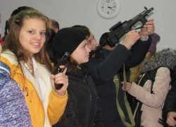 Школьники Морозовска "откатали пальчики" и подержали в руках настоящее оружие на экскурсии в отделе полиции