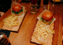 Хочешь бургеры с настоящим мясом? Зайди в Справочник