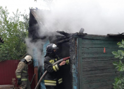 На улице Калинина в Морозовске загорелась летняя кухня 