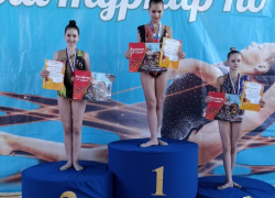 Серебро соревнований Песчанокопского района по художественной гимнастике завоевали морозовчанки Ангелина Бунина и Вероника Костива 