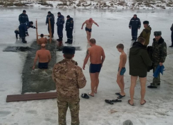 Желающих окунуться в ледяную иордань в Морозовске собралось как никогда много