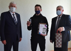 Молодому морозовчанину торжественно вручили ключи от жилого помещения