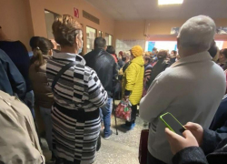 Пока губернатор борется с коронавирусом, ограничивая работу детских кружков, люди часами толпятся в поликлиниках