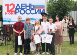 14-летним морозовчанам торжественно вручили паспорта в День России