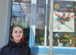 Мария Соколова украсила окна Вольно-Донского СДК праздничными рисунками