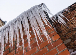 Морозовчан предупредили об опасности схода снега и падения сосулек