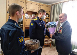 Пережившего в детстве ужасы блокады Ленинграда морозовчанина навестили военнослужащие и юнармеец