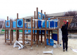 В Морозовске завершается установка новых игровых площадок