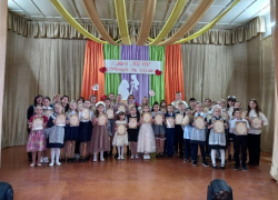 С трогательными произведениями известных авторов выступили школьники на районном конкурсе чтецов в Доме детского творчества в Морозовске