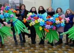 Праздничная акция "Дарите женщинам цветы!" прошла в Морозовске 8 марта