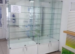 Продаются стеклянные стеллажи с светодиодной подсветкой и не только 