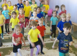 "В здоровом теле- здоровый дух!": малыши филиала детского сада "Ромашка" повеселились на спортивном празднике 